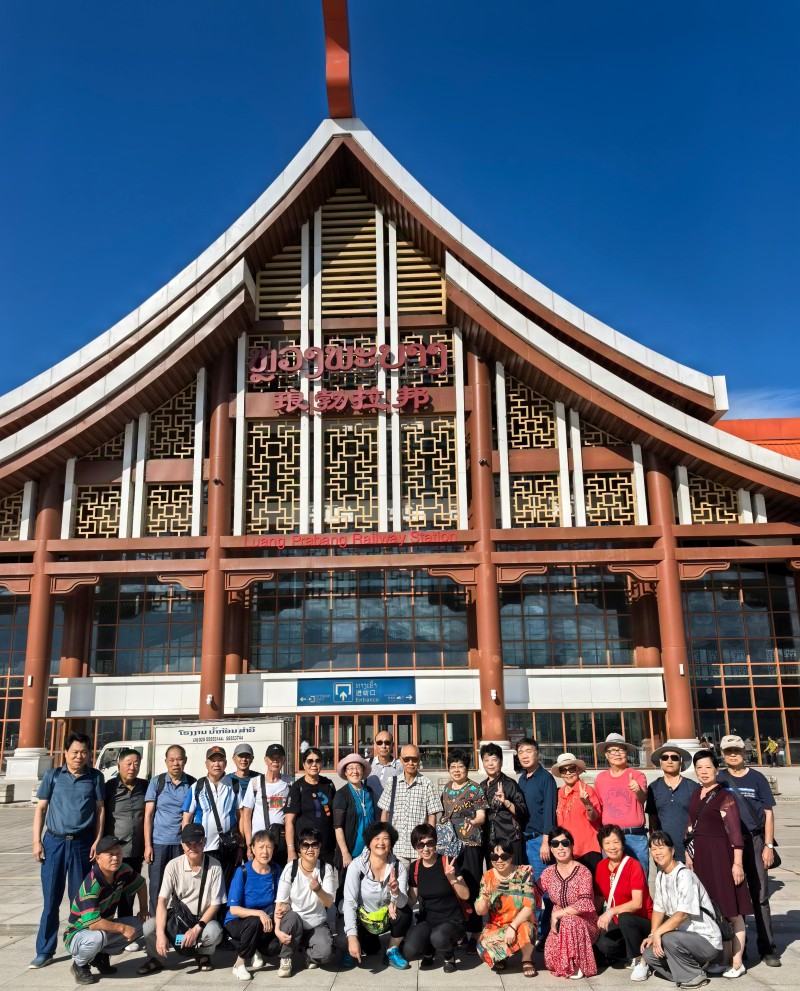 老挝第二大城市琅勃拉邦火车站旅游团29人合影.jpg