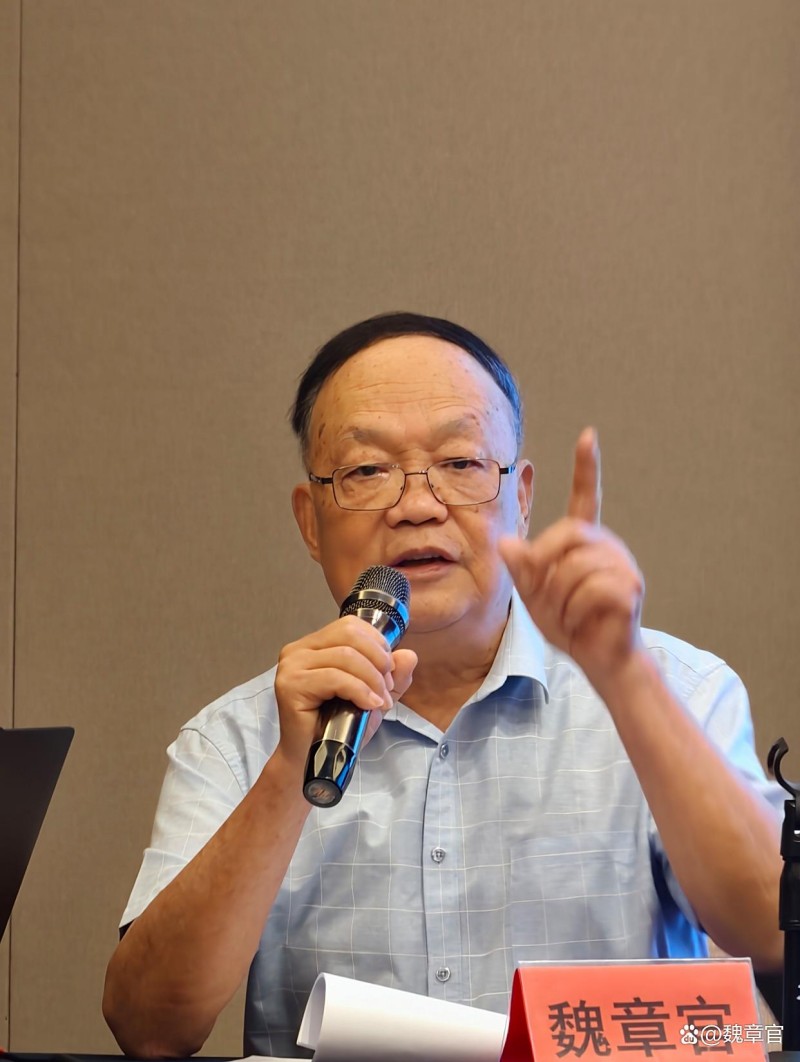 魏章官向《新福建》记者介绍经验体会.jpg
